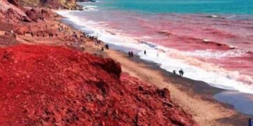 Deti në një ishull iranian merr ngjyrë të kuqe, ekspertët shpjegojnë fenomenin