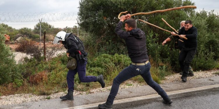 Dhuna e rritur në Greqi: Fermerët sulmojnë makinën e policisë dhe hyjnë në pistën e aeroportit në Kretë.