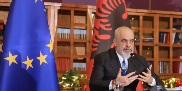 “Disponojmë raketa Javelin dhe tre anije patrulluese”, Rama: “Sot kemi ushtrinë më të mirëpaguar, e cila e kalon edhe Serbinë”