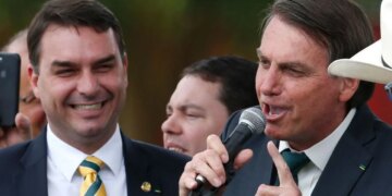 Djali i Bolsonaros shpall kandidaturën për president, ndërsa babai i tij është dënuar me 27 vite burg për tentativë grushti shteti.