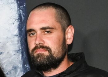 Djali i regjisorit të njohur të Hollywood-it paraqitet për herë të parë në gjyq, pasi akuzohet për vrasjen e prindërve të tij në një mënyrë të tmerrshme.