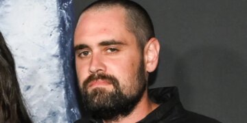 Djali i regjisorit të njohur të Hollywood-it paraqitet për herë të parë në gjyq, pasi akuzohet për vrasjen e prindërve të tij në një mënyrë të tmerrshme.