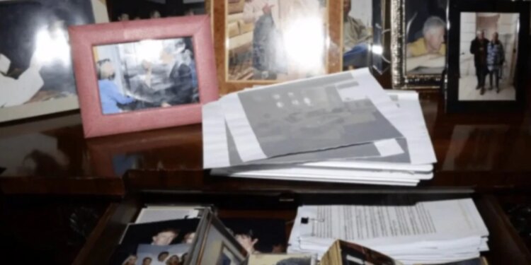 Dosja 'Epstein': 16 imazhe, përfshirë një foto të Trump, fshihen nga faqja zyrtare e Departamentit të Drejtësisë amerikan; Demokratët kërkojnë transparencë.