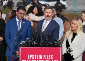 Dosjet Epstein shkaktojnë reagim në Uashington, akuzat për shkelje të ligjit dhe fshehje provash nga administrata Trump.