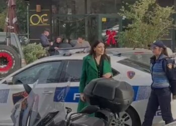 Drejtuesja e AKSHI mbërrin në GJKKO e shoqëruar nga një auto policie.