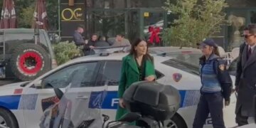 Drejtuesja e AKSHI mbërrin në GJKKO e shoqëruar nga një auto policie.