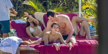 Dua Lipa tërheq vëmendjen në rrjet, duke u paraqitur me bikini përkrah të fejuarit të saj në një plazh në Meksikë.