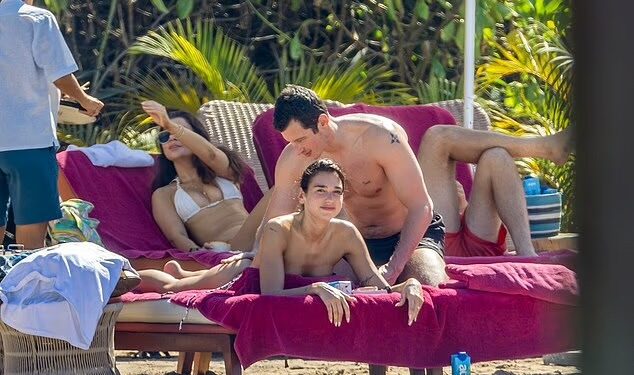 Dua Lipa tërheq vëmendjen në rrjet, duke u paraqitur me bikini përkrah të fejuarit të saj në një plazh në Meksikë.