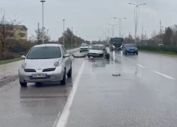 Dy makina u përplasën në hyrje të qytetit të Vlorës, duke lënduar shoferin dhe pasagjerin, të cilët u dërguan me urgjencë në spital.