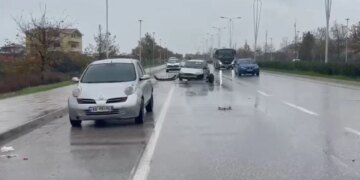 Dy makina u përplasën në hyrje të qytetit të Vlorës, duke lënduar shoferin dhe pasagjerin, të cilët u dërguan me urgjencë në spital.