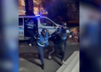 Dy persona arrestohen për vjedhjen e një marketi në Durrës, njëri prej tyre i dyshuar për shpërndarjen e kanabisit.