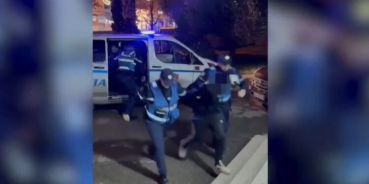 Dy persona arrestohen për vjedhjen e një marketi në Durrës, njëri prej tyre i dyshuar për shpërndarjen e kanabisit.