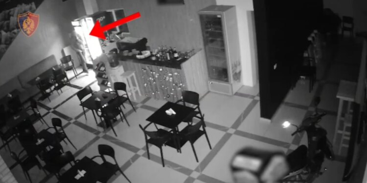 Dy të rinj në Durrës arrestohen për vjedhje të shumave të ndryshme parash dhe sendeve në lokale.