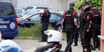 Dy të rinj në Tiranë arrestohen nga ‘Shqiponjat’ pas hedhjes së drogës nga dritarja