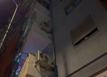 E moshuara bie nga kati i tretë i pallatit në Korçë dhe mbetet e bllokuar mes murit dhe kondicionerit.