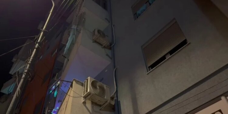 E moshuara bie nga kati i tretë i pallatit në Korçë dhe mbetet e bllokuar mes murit dhe kondicionerit.