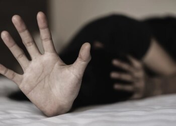 E reja arratiset nga tutori në Selanik dhe zbulon rrjetin kriminal në polici, ku përfshihet edhe një shqiptare, pas premtimit për dashuri që rezultoi në prostitucion.