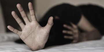 E reja arratiset nga tutori në Selanik dhe zbulon rrjetin kriminal në polici, ku përfshihet edhe një shqiptare, pas premtimit për dashuri që rezultoi në prostitucion.