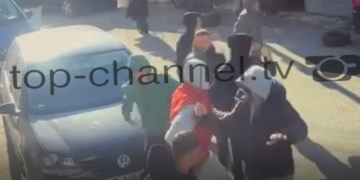 E rëndë/ Top Channel publikon pamjet e incidentit mes të miturve në Shkodër, tre persona të plagosur me thikë.