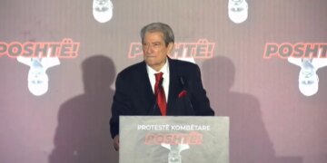 “Edi Rama, nga sot nuk do të njohësh më si kryeministër”, Berisha gjatë protestës para Kryeministrisë: Jemi të bashkuar në një moment vendimtar