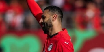 Egjipti avancon në çerekfinalet e Kupës së Afrikës pas një kontrolli 10-minutësh në VAR, që shkaktoi polemika.