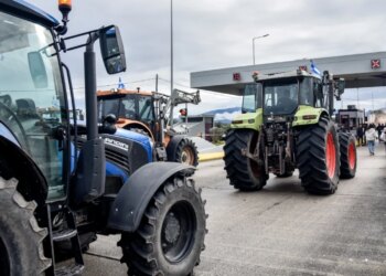 Ekipi turk i basketbollit ndalon për shkak të protestës së fermerëve grekë me traktorë sapo zbret nga aeroporti i Athinës.