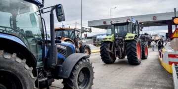 Ekipi turk i basketbollit ndalon për shkak të protestës së fermerëve grekë me traktorë sapo zbret nga aeroporti i Athinës.