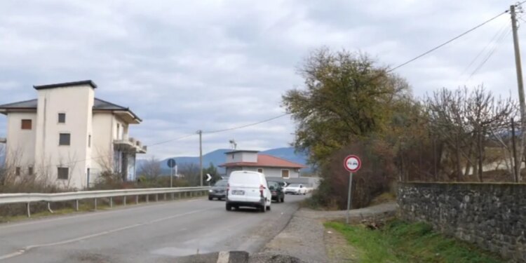 Elbasan-Cërrik, rruga e mbushur me gropa/ Gjashtë vjet pas përfundimit, dalin në pah probleme të mëdha