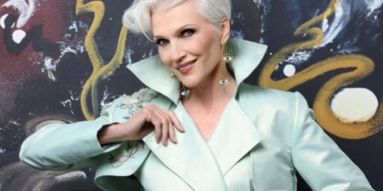 Elon Musk’s mother pozon për fotografin shqiptar në ekspozitën e artistes Adela Osmani në New York.