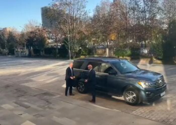 Emërimi i kreut të ri të SPAK, ambasadorët amerikan dhe britanik, së bashku me VanHorn, mbërrijnë në KLP për të mbikëqyrur procedurën.