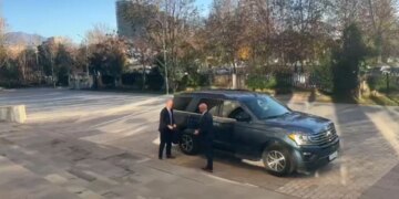 Emërimi i kreut të ri të SPAK, ambasadorët amerikan dhe britanik, së bashku me VanHorn, mbërrijnë në KLP për të mbikëqyrur procedurën.