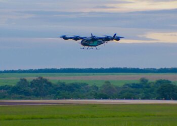 Eve nga Embraer realizon fluturimin e parë të "makinës fluturuese" dhe siguron më shumë se 3,000 porosi.