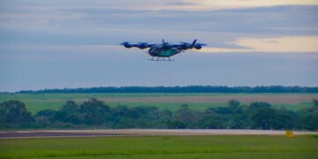 Eve nga Embraer realizon fluturimin e parë të "makinës fluturuese" dhe siguron më shumë se 3,000 porosi.