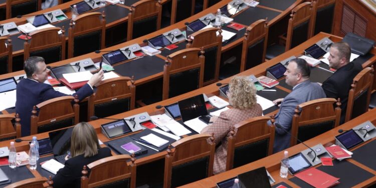 FOTOLAJM/ Balla e kap momentin me kolegët e tij, fotografohet me Bidon, Hoxhën dhe Dhimën