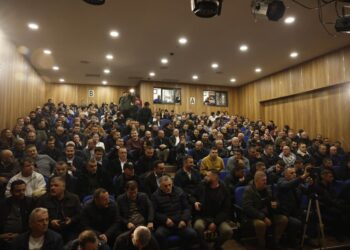 FOTOLAJM/ Demokratët e Durrësit injorojnë Berishën, mbushin sallën për Salianjin dhe Alimehmetin.