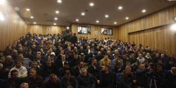 FOTOLAJM/ Demokratët e Durrësit injorojnë Berishën, mbushin sallën për Salianjin dhe Alimehmetin.