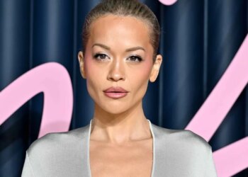 FOTOT/ “Fashion Awards 2025”, Rita Ora tërheq vëmendjen me një veçantë veshje, duke u bërë temë e diskutimeve.