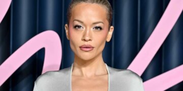 FOTOT/ “Fashion Awards 2025”, Rita Ora tërheq vëmendjen me një veçantë veshje, duke u bërë temë e diskutimeve.