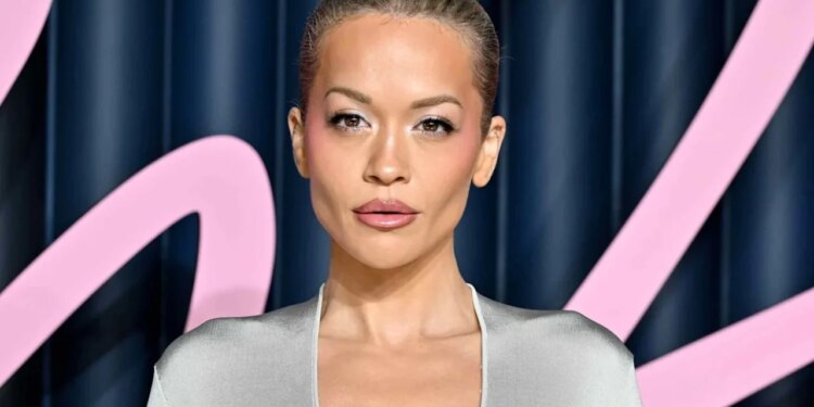 FOTOT/ “Fashion Awards 2025”, Rita Ora tërheq vëmendjen me një veçantë veshje, duke u bërë temë e diskutimeve.