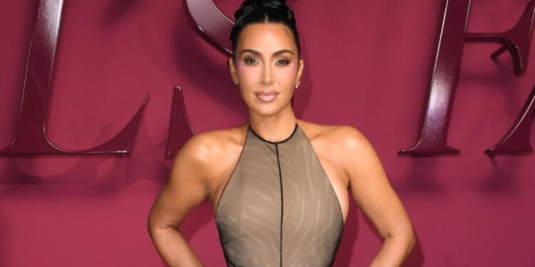 FOTOT/ Kim Kardashian rikthehet në skenë si aktore, duke u paraqitur me një pamje të re gjatë xhirimeve.