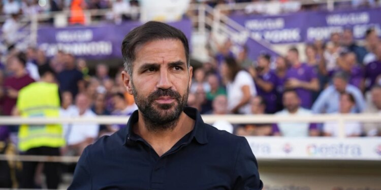 Fabregas përballë sulmeve fyese dhe raciste nga tifozët senegalez; debati me trajnerin e Senegalit për pjesëmarrjen e lojtarit të Como-s shpërthen në polemikë.