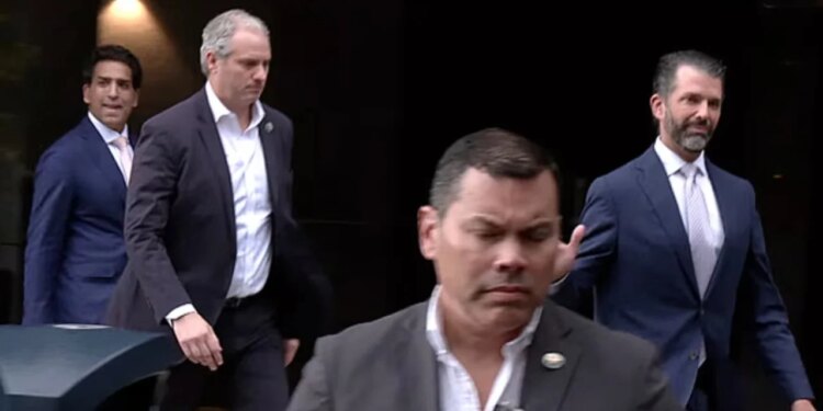 Familja e Presidentit të SHBA e fokuson vëmendjen në Gjibraltar, ndërsa Donald Trump Jr. paraqitet me një konvoj me xhama të zinj në këtë enklavë të vogël britanike.