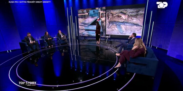 “Fëmijët mbajnë armë në varre”/ Karamuços: Kam prova me foto, disa i vendosin armët e ftohta në çantat e vajzave