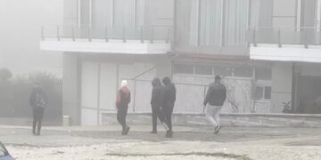Fëmijët në Gjirokastër ballafaqohen me rreziqe për jetën teksa kalojnë aksin nacional për të arritur në shkollë.