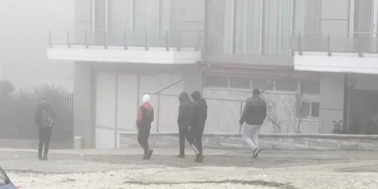 Fëmijët në Gjirokastër ballafaqohen me rreziqe për jetën teksa kalojnë aksin nacional për të arritur në shkollë.
