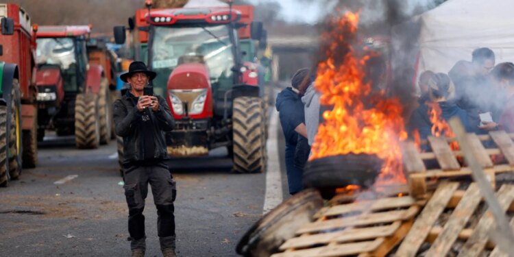 Fermerët francezë organizojnë bllokada kundër marrëveshjes BE-Mercosur, me Parisin dhe Romën që kërkojnë vonesë në votim.