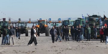 Fermerët grekë protestojnë sërish, bllokada e rrugës Kakavijë–Janinë vazhdon të qëndrojë.