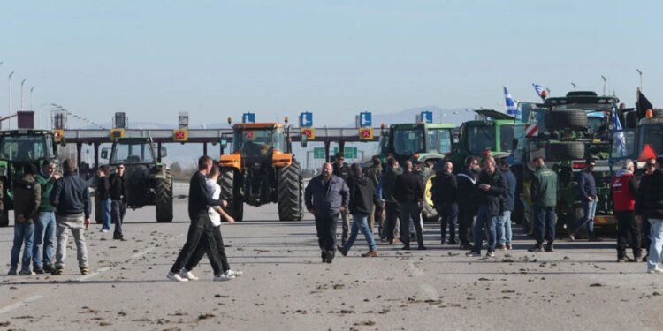 Fermerët grekë protestojnë sërish, bllokada e rrugës Kakavijë–Janinë vazhdon të qëndrojë.