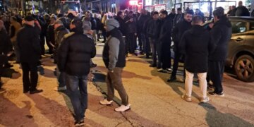 Fermerët grekë vazhdojnë protestën e tyre, kërkojnë mbështetje financiare nga qeveria, ndërsa pika kufitare e Kakavijës mbetet e bllokuar.