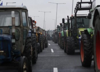 Fermerët qëndrojnë të vendosur, bllokojnë akset kryesore të rrugëve në Greqi, situatë kaotike në autostrada.